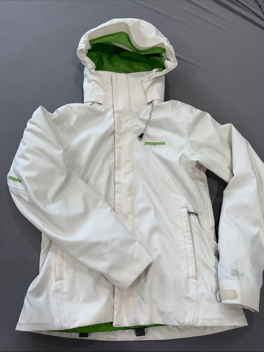 Patagonia Women’s White Raincoat with Green Lining Size Small